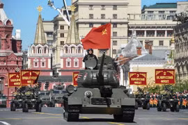 Xe tăng T-34 của quân đội Nga tại lễ diễu binh kỷ niệm 73 năm Ngày Chiến thắng trên Quảng trường Đỏ ở thủ đô Moskva. (Nguồn: AFP/TTXVN)