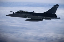 Máy bay Rafale bay trên không phận Pháp ngày 29/4. (Nguồn: AFP/TTXVN)