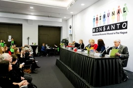Phiên tòa luận tội tập đoàn hóa chất Monsanto tại La Hay (Hà Lan) ngày 18/4. (Nguồn: AFP/TTXVN)