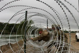 Binh sỹ Mỹ dựng hàng rào dây thép ở khu vực Laredo, biên giới Mỹ-Mexico, ngày 18/11/2018. (Nguồn: AFP/TTXVN) 