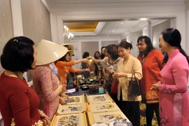 Giới thiệu sản phẩm văn hóa truyền thống với bạn bè ASEAN. (Ảnh: Hà Ngọc/Vietnam+)