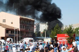 Khói bốc lên từ hiện trường vụ đánh bom xe ở Elazig, miền đông Thổ Nhĩ Kỳ ngày 18/8. (Nguồn: AFP/TTXVN)