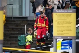 Cảnh sát được triển khai tới hiện trường vụ tấn công bằng dao ở trung tâm mua sắm Arndale, Manchester, Anh, ngày 11/10/2019. (Nguồn: Mirror/TTXVN) 