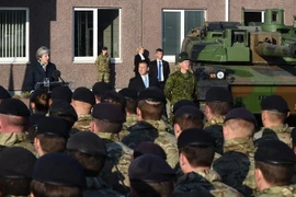 Thủ tướng Theresa May phát biểu trước 800 binh sỹ Anh đang đóng quân tại căn cứ này căn cứ quân sự của Tổ chức Hiệp ước Bắc Đại Tây Dương (NATO) tại Tapa. (Nguồn: AFP/TTXVN)