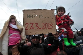 Những đứa trẻ di cư trong cuộc biểu tình tại biên giới Hy Lạp-Macedonia, gần làng Idomeni (Hy Lạp) ngày 27/3. (Nguồn: AFP/TTXVN)