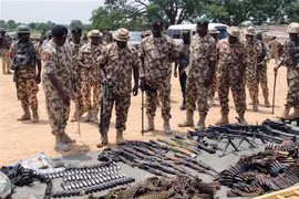 Binh sỹ kiểm tra số vũ khí đạn dươc thu giữ từ phiến quân Boko Haram tại khu vực Đông Bắc Nigeria. (Nguồn: AFP/TTXVN) 