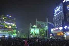 Chương trình đếm ngược chào Năm mới 2017 tại Quảng trường Đông Kinh Nghĩa Thục. (Ảnh: Minh Đức/TTXVN)