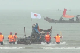 Hội Chữ thập đỏ tỉnh Thanh Hóa, chính quyền và nhân dân phường Quảng Vinh (thành phố Sầm Sơn) diễn tập ứng phó thảm họa tại cộng đồng. (Ảnh: Hoa Mai/TTXVN) 