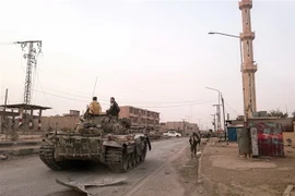 Các lực lượng ủng hộ Chính phủ Syria tuần tra tại thị trấn Albu Kamal, giáp giới với Iraq. (Nguồn: AFP/TTXVN) 