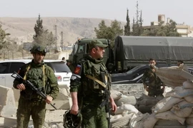 Binh sỹ Nga gác tại Đông Ghouta, Syria ngày 22/3. (Nguồn: AFP/TTXVN)