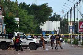 Lực lượng an ninh Burkina Faso gác tại một trạm kiểm soát ở thủ đô Ouagadougou. (Nguồn: AFP/TTXVN) 