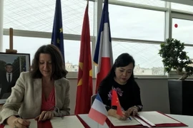 Hai Bộ trưởng Agnes Buzyn (trái) và Nguyễn Thị Kim Tiến ký kết Ý định thư về Hợp tác giữa hai Bộ Y tế. (Nguồn: TTXVN)