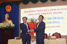 Ông Phạm Sỹ Lợi, Phó Bí thư thường trực Tỉnh ủy, Chủ tịch Hội đồng Nhân dân tỉnh Hà Nam chúc mừng ông Nguyễn Đức Vượng. (Ảnh: Thanh Tuấn/TTXVN)