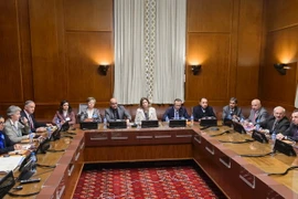 Đại sứ Syria tại Liên hợp quốc Bashar al-Jaafari (phải, phía xa) và phái đoàn Chính phủ Syria tại cuộc gặp Đặc phái viên Liên hợp quốc về Syria Staffan de Mistura (trái, phía xa) ở Geneva ngày 29/1. (Nguồn: AFP/TTXVN)