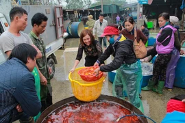 TP Hồ Chí Minh: Chợ truyền thống sôi động ngày ông Công, ông Táo