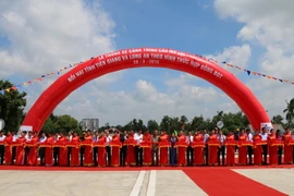 Các đại biểu cắt băng thông xe cầu Mỹ Lợi. (Ảnh: Minh Trí /TTXVN)
