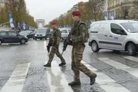 Cảnh sát Pháp tuần tra trên đại lộ Champs-Elysees ở Paris ngày 16/11. (Nguồn: AFP/TTXVN)