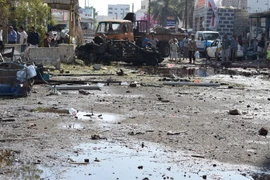 Cảnh đổ nát sau một vụ đánh bom xe ở Aden, Yemen. (Nguồn: THX/TTXVN)