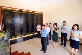 [Photo] Dâng hương tưởng niệm liệt sỹ TTXVN qua các thời kỳ
