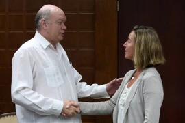 Bộ trưởng Đầu tư và Thương mại Cuba Rodrigo Malmierca (trái) trong cuộc hội đàm với Đại diện cấp cao phụ trách chính sách an ninh và đối ngoại EU Federica Mogherini tại Havana ngày 3/1. (Nguồn: AFP/TTXVN)