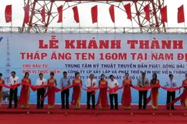 Lãnh đạo Đài Truyền hình Việt Nam và Ủy ban Nhân dân tỉnh Nam Định cắt băng khánh thành tháp ăng ten của Đài Truyền hình Việt Nam tại Nam Định. (Ảnh: Văn Đạt/TTXVN)