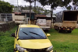 Chiếc xe taxi bị cướp. (Ảnh: Hồng Điệp/TTXVN) 