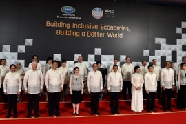 Chủ tịch nước Trương Tấn Sang (thứ 6, từ phải sang, hàng đầu) chụp ảnh chung cùng các nhà lãnh đạo các nền kinh tế thành viên tại Hội nghị cấp cao APEC ở Manina ngày 18/11. (Nguồn: YONHAP/TTXVN)