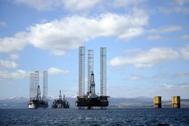 Giàn khoan dầu của Đơn vị GSF Galaxy III được nhìn từ Cromarty Firth, phía bắc Inverness, Scotland ngày 21/4. (Nguồn: AFP/TTXVN)