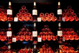 Rượu được bày bán tại một cửa hàng ở Bommes, Tây Nam Pháp. (Nguồn: AFP/TTXVN) 