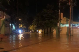 Nhiều tuyến đường bị ngập sâu trong nước. (Ảnh: Xuân Tư/TTXVN) 