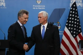 Tổng thống Argentina Mauricio Macri (trái) và Phó Tổng thống Mỹ Mike Pence (phải) tại cuộc họp báo ở Buenos Aires ngày 15/8. (Nguồn: EPA/TTXVN)