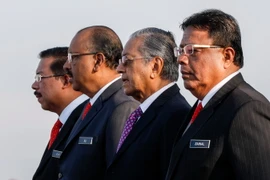 Thủ tướng Malaysia Mahathir Mohamad (thứ 2, phải) trong bài phát biểu với các nhân viên Văn phòng Thủ tướng tại Putrajaya ngày 21/5. (Nguồn: EPA/TTXVN)