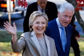 Ứng viên Hillary Clinton (trái) cùng chồng là cựu Tổng thống Bill Clinton sau khi bỏ phiếu bầu tại Chappaqua, New York, ngày 8/11. (Nguồn: AFP/TTXVN)