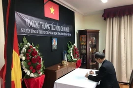 Đại sứ Việt Nam tại Chile Nguyễn Ngọc Sơn ghi sổ tang. (Ảnh: Phạm Hoài Nam/TTXVN)