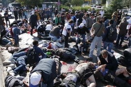 Các nạn nhân tại hiện trường vụ nổ ở Ankara. (Nguồn: AFP/TTXVN)