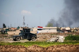 Khói bốc lên sau các cuộc giao tranh giữa quân đội Chính phủ và các tay súng IS tại Mosul ngày 4/4. (Nguồn: AFP/TTXVN)