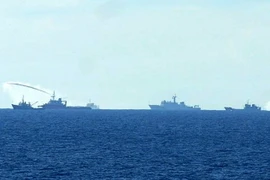 Tàu Trung Quốc hoạt động trái phép trên vùng biển Việt Nam liên tiếp sử dụng vòi rồng phun nước về phía tàu chấp pháp Việt Nam. (Ảnh: Sơn Bách/Vietnam+)