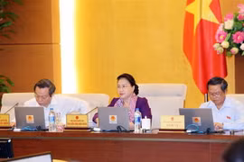 Chủ tịch Quốc hội Nguyễn Thị Kim Ngân và các Phó Chủ tịch Quốc hội Đỗ Bá Tỵ (bên phải), Phùng Quốc Hiển (bên trái) tại phiên họp. (Ảnh: Trọng Đức/TTXVN)