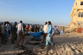 Thi thể nạn nhân vụ tấn công ở Lido, Mogadishu ngày 22/1 do nhóm phiến quân Hồi giáo Al-Shabab thực hiện. (Nguồn: THX/TTXVN)