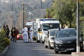 Nhân viên cứu hộ khẩn của Pháp làm nhiệm vụ gần hiện trường vụ xả súng tại Trường trung học Alexis de Tocqueville ở thị trấn Grasse ngày 16/3. (Nguồn: AFP/TTXVN)