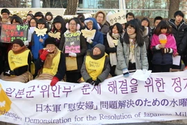 Cuộc tuần hành của các cựu "nô lệ tình dục" tại Seoul năm 2012. (Nguồn: Yonhap/TTXVN)