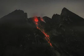 Dung nham trào ra từ núi lửa Merapi, nhìn từ Klangon, Sleman, tỉnh Yogyakarta, Indonesia, ngày 7/2/2019. (Nguồn: AFP/TTXVN) 