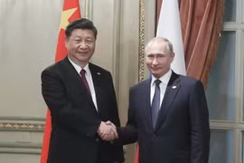 Chủ tịch Trung Quốc Tập Cận Bình (trái) và Tổng thống Nga Vladimir Putin (phải) tại cuộc gặp ở Buenos Aires, Argentina. (Nguồn: THX/TTXVN) 