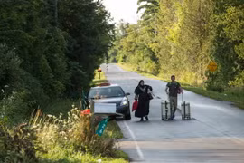 Người di cư tại khu vực Cornwall ngày 20/8 sau khi vượt biên giới Canada-Mỹ. (Nguồn: AFP/TTXVN)