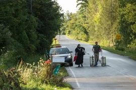 Người di cư tại khu vực Cornwall ngày 20/8 sau khi vượt biên giới Canada-Mỹ. (Nguồn: AFP/TTXVN)