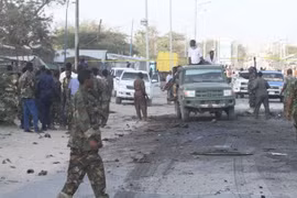 Binh sỹ Somalia làm nhiệm vụ tại hiện trường một vụ tấn công. (Nguồn: EPA/TTXVN)