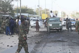 Binh sỹ Somalia làm nhiệm vụ tại hiện trường một vụ tấn công. (Nguồn: EPA/TTXVN)