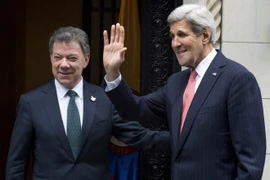 Ngoại trưởng Mỹ John Kerry (phải) có cuộc gặp với Tổng thống Colombia Juan Manuel Santos đang trong chuyến thăm Mỹ. (Nguồn: Reuters/TTXVN)