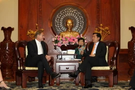 Bí thư Thành ủy thành phố Hồ Chí Minh Đinh La Thăng tiếp ông Burkhard Jung, Thị trưởng thành phố Leipzig, Đức. (Ảnh: Thanh Vũ/TTXVN)