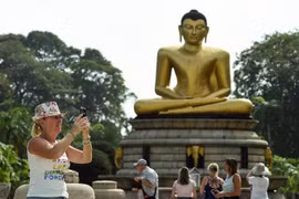 Khách du lịch tại công viên Viharamahadevi ở Colombo, Sri Lanka, ngày 14/2/2019. (Nguồn: AFP/TTXVN) 